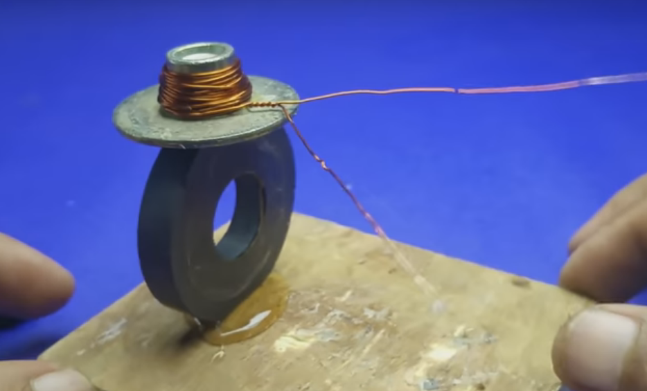 Как сделать вечный фонарик из магнита и проволоки? Подробная инструкция: